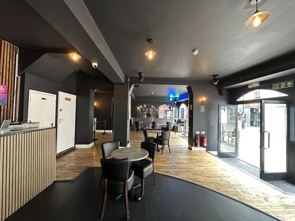 Lot: 19 - TOWN CENTRE COMMERCIAL UNIT FOR INVESTMENT - Bar area